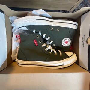 Converse High Tops. Sold out and rare model. Forest Green / Egret Red